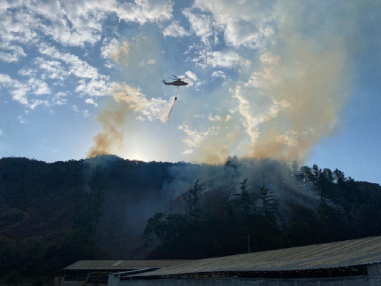 산불 진화 중인 헬기. 연합뉴스